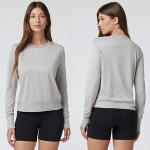 Vuori Daydream Long Sleeve Crewneck Light Gray Moisture Wicking Size